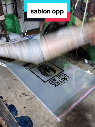 proses sablon plastik opp ukuran 30x40cm.yuk yang mau order bisa langsung wa admin no di bio ya.. . . . #pasircorp #distro #sablonplastik