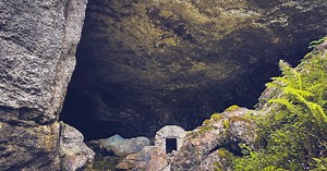 Que signifie l'allégorie de la caverne selon Platon ?