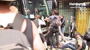 72K views · 517 reactions | Reeperbahn: Menschen versuchen einen Bus aufzuhalten | Hamburg 1 | Facebook