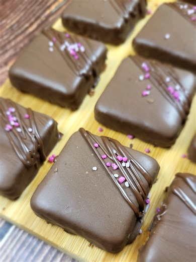 Gâteaux au chocolat sans cuisson faciles et rapides 🍫 Une recette gourmande de gâteaux au chocolat sans cuisson, parfaite pour un dessert rapide ou un goûter maison. Avec des biscuits moulus, des gaufrettes croustillantes et un enrobage au chocolat, ces petites douceurs sont simples à préparer et irrésistibles. Ingrédients : 150 g biscuits moulus 90 g gaufrettes 2 cas beurre fondu 1 cas miel Un peu de lait pour ramasser la pâte Chocolat pour glacer Mélanger les biscuits moulus, les gaufrettes é