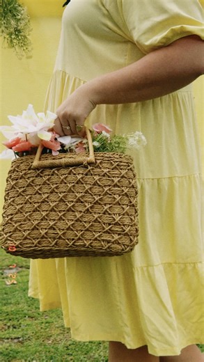 Bem menininha | moda curves e plus size on Instagram: "Esse é um convite pra você viver a estação mais serena de todas 🌸✨ Com vestidos leves, fluidos e cheios de movimento — perfeitos pra quem ama se sentir linda e confortável ao mesmo tempo 💕 👉 Lançamento dia 10/10 — prepare-se pra se encantar! #BemMenininha #ColeçãoSerena #ModaPlusSize #VestidosBemMenininha #EstiloComConforto #LançamentoBemMenininha #ShowdownDaEstação"