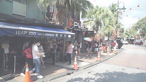 百年的美味，最原始的方法🥰！ 新山坡低有着一间超过100年历史的“柴窯“面包坊 — 协裕面包❤️！超过3代人经营的美味，方法依旧美味任然。经过了多年还有那么多人支持，想必真的是很Holiao吧😋🤟 现在就带你看看我们的店铺吧🤩！ #HIAPJOO #协裕面包 #香蕉蛋糕 #超过百年历史 #1919年至今 | Hiap Joo Bakery - since 1919