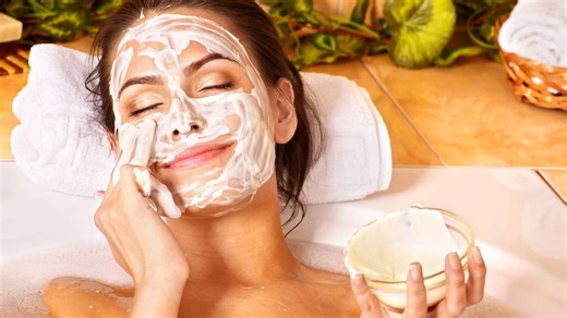 Receita de máscara facial caseira que dá efeito de spa profissional em minutos