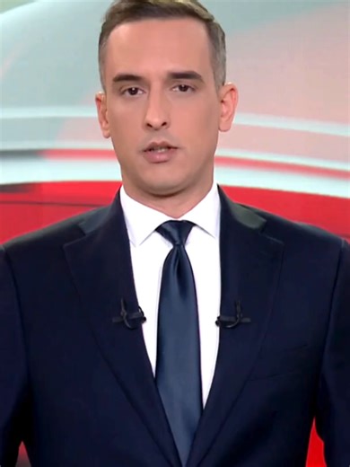 Στα χέρια των Αρχών βρίσκεται 30χρονος αλλοδαπός, ο οποίος εμφανιζόταν σε βίντεο, ζωντανές μεταδόσεις και προσωρινές αναρτήσεις σε δημοφιλές μέσο κοινωνικής δικτύωσης να οδηγεί μοτοσυκλέτα στο οδικό δίκτυο της Αττικής αναπτύσσοντας ταχύτητα και πραγματοποιώντας επικίνδυνους ελιγμούς. Όπως διαπιστώθηκε, ο οδηγός στερούνταν άδειας ικανότητας οδήγησης αντίστοιχης κατηγορίας, ενώ η μοτοσυκλέτα έφερε παραποιημένο αριθμό πλαισίου. #MegaGegonota #MegaTV #News #fy