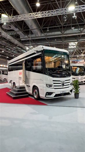 Morelo Empire Liner 98 MB . 1005 x 255 x 376 cm 11990 kg (9325 kg in ordine di marcia) 4 posti 💺 4 posti letto 🛏️ Prezzo a partire da: 486.850 € . #camper #camperonline #luxury #motorhome #reisemobil #huabil #karavan #campingcar #morelo #moreloreisemobil #autocaravan #autocaravana #wohnmobile #urlaub | Camperonline viaggi in camper di qualità