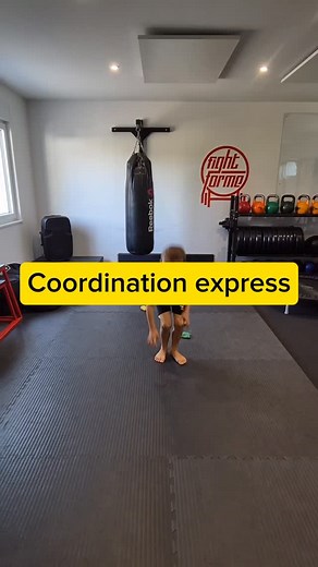 Votre enfant manque de concentration ? Essayez ce jeu Je lance un sac : il doit s’abaisser. Je fais rouler une balle : il doit sauter. Un exercice ultra-simple… mais redoutablement efficace. Ce que ça développe chez l’enfant : – la concentration (il doit rester attentif à deux informations différentes) – la vitesse de décision (choisir la bonne action, rapidement) – la coordination œil-corps (lier ce qu’il voit à ce qu’il fait) – le contrôle moteur (adapter son mouvement sans se précipiter) – la