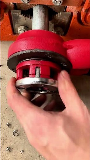 Metal pipe thread cutting tool #tools