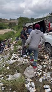 ORGANIZACIÓN “LUCIO CABAÑAS” ROBA MERCANCÍA DE TRÁILER ACCIDENTADO EN COMITÁN Integrantes de la organización social Lucio Cabañas realizaron actos de rapiña tras el accidente de un tráiler cargado con cerveza, ocurrido esta mañana en Comitán. Todo sucedió frente a la mirada de agentes de Tránsito del Estado y elementos de la Policía, quienes no intervinieron para impedir el saqueo. | Comitán Noticias al Momento