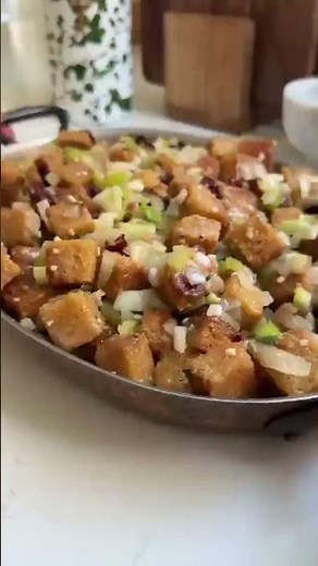 🤤 BEST Cornbread Stuffing 🤤 Comment “stuffing” and I’ll DM you the recipe, or save this post to