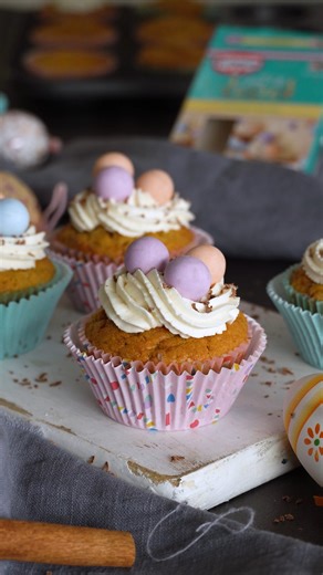 Slatki muffini od mrkve u kombinaciji s cimetom i mascarpone sirom - zvuči kao slastica kojoj nećete moći reći ne. 🧁🥕 Recept vam je pripremila @Od slatkoga slađe 👉 https://hr.oetker-recepti.com/muffini-s-mrkvom/ , a u pripremu možete uključiti i svoje najmlađe i prepustiti dekoraciju maštovitom dječijem umu. 🤩 | Dr. Oetker Hrvatska
