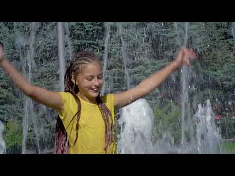 Children Playing in the Fountain | mg momento