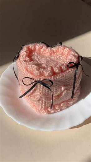 友達のお誕生日に作った編み物ケーキ🎀‪‪❤︎‬ #編み物 #かぎ針編み #ハンドメイド #毛糸 #ケーキ #お誕生日 #記念日 #初投稿 #ドキドキ