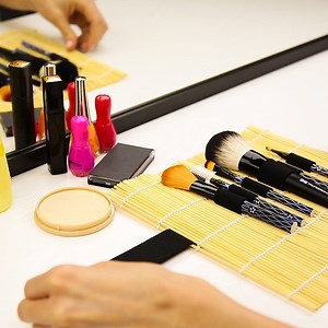 Make-up brush roll to keep these little friends from vanishing. 󾮗 | 5-Minute Crafts