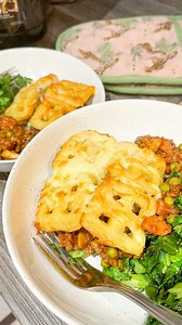 🧇 Potato Waffle Topped Cottage Pie 🧇 A super easy recipe hack the whole family will love this Easter holidays 🐣 A huge thank you to @healthy.holls for sharing 🧡 Full details below 👇 Ingredients: 300g Quorn Mince 1tsp olive oil/spray oil 1 large carrot a handful of mushrooms 100g peas 1 small white onion 1 sachet of cottage pie recipe mix 1/2 a pack of mini potato waffles 100g cheddar / mozzarella grated cheese Method: 1. Preheat the oven to 180°C. Cook your potato waffles according to pack 