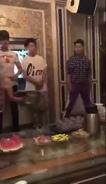 男女要平等，美女点帅哥！男三陪“鸭市”在中国南方地区火爆兴起。