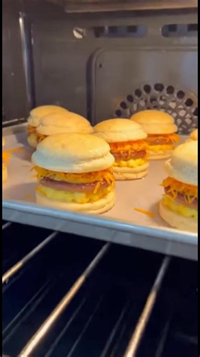 Sausage Egg and Cheese Biscuits 🥓🥚🧀 – Hearty, Cheesy & Perfect for Breakfast! ✨ 🛒 Ingredients 8 refrigerated or homemade biscuits 8 breakfast sausage patties 6–8 large eggs 2 tablespoons milk 1/2 teaspoon salt 1/2 teaspoon black pepper 1 1/2 cups shredded cheddar cheese 2 tablespoons butter (optional, for brushing biscuits) These Sausage Egg and Cheese Biscuits are warm, fluffy, and packed with savory goodness! 🥚🔥 Buttery biscuits layered with juicy sausage, fluffy eggs, and melty cheese m