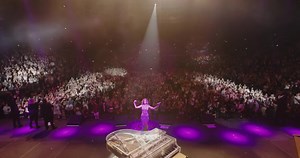 THAT’S A WRAP #BRIDGEOVERTROUBLEDDREAMSTOUR ❤️ (for now!). Thankyou for being there. to each and every one of you, to those who held onto your tickets for two years and stayed with us to celebrate this moment in time together. I LOVE you all….so much! Magic. What a night Sydney 🙏🏻 THANKYOU xx more to come 😘😘 | Delta Goodrem