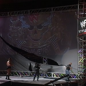 "Stone Cold" Steve Austin & Big Show managed to DESTROY the Raw Titantron in an unbelievable way! | WWE