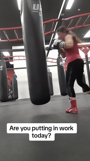 Happy SUNDAY!☀️ What are you doing to put in the work today?💪🏽 Whether you’re relaxing, or working hard- Sunday is a perfect day to reset, get your head in the game and prepare for the rest of the week. #happysunday #girlswhobox #lemmeseeyougotowork