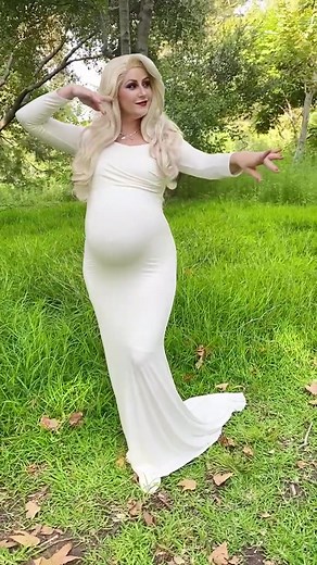 Elsa Maternity Photoshoot: Frozen Cosplay at 35 Weeks Pregnant