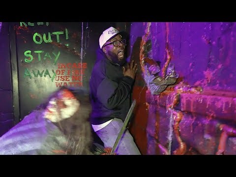 HOLY SH*T 😱 BLOOD MANOR - NYC SCARIEST HAUNTED HOUSE !! HALLOWEEN 🎃 TIME