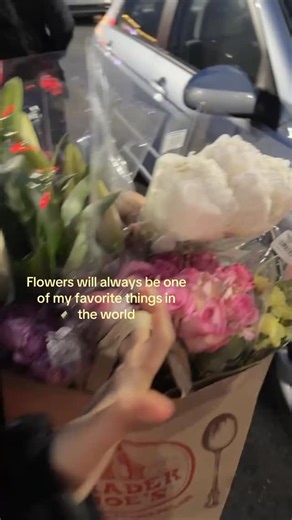 elysia maria on Instagram: "#fypppp #flowers #foryoupage #tyflow"