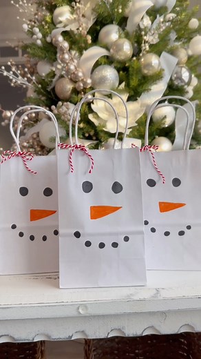 DIY Party Favor, this snowman bag is so easy to make. Add any treats you like. ⛄️ . . . . #christmasgiftidea #diypartyideas #partyfavorsforkids #kidspartyfavors #partyideasforkids #partyfavorsideas #christmaspartyideas #diypartyideas #classroomgifts #kidschristmasparty #partytreats Christmas party idea, classroom gift, school christmas party, teacher gift, snowman bag, diy Christmas, class gift idea, diy party favors, teacher gift idea, diy christmas gift, burr basket, mom life, mom finds | Mari