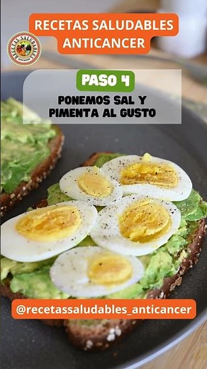Rico Desayuno de Tostadas con Aguacate, Huevo, Tomates, Champiñones y Soja