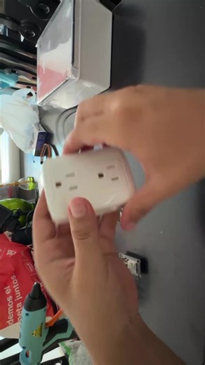 Tomacorriente con relé Dispositivo que usa un relé para controlar la energía de un tomacorriente y automatizar aparatos con Arduino o ESP32. #electronica #arduino #esp32 #domotica #automatizacion ⚡