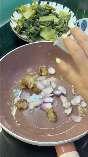 How to make irresistible stir-fried pork offal with pickled mustard greens