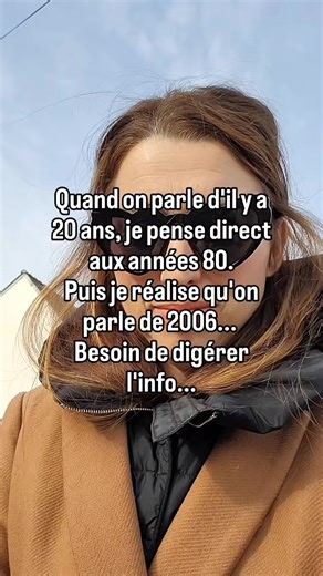 😶 … besoin de m’asseoir. Et de respirer un peu 😅 En 2006 : ➡ on gravait des CD ➡ on envoyait des SMS en T9 ➡ on regardait la Star Ac “juste un prime” ➡ on pensait qu’à 40 ans on serait adulte vieux... Spoiler à 42 ans : ✨ on a toujours des rêves ✨ on veut plus de liberté ✨ on aime les paillettes ✨ et on refuse de s’éteindre Si toi aussi ton dos fait crac mais ta tête dit encore let’s go, on risque bien de s’entendre 😌✨
