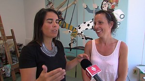 La peintre Adèle Blais et la journaliste Mélanie Noël travaillent sur un projet commun. Leur murale chantante sera dévoilée dès vendredi dans le cadre du Symposium d'art mural de Sherbrooke! Mélanie, qui est aussi parolière, a écrit et chanté la pièce Bricole-moi qui accompagne la murale. | ICI Estrie