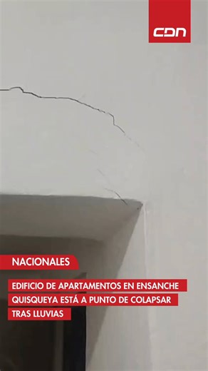 Un edificio de apartamentos ubicado en la calle Prolongación Bohechío, en el Ensanche Quisqueya, está a punto de colapsar debido a que, luego de las últimas lluvias ocurridas en el país, la edificación comenzó a agrietarse y a presentar una serie de problemas, obligando a la mayoría de las familias a abandonar los apartamentos.De acuerdo con la denuncia enviada por redes sociales, el edificio de cuatro niveles es de alquiler y su propietario fue notificado por los inquilinos, pero este no hizo c