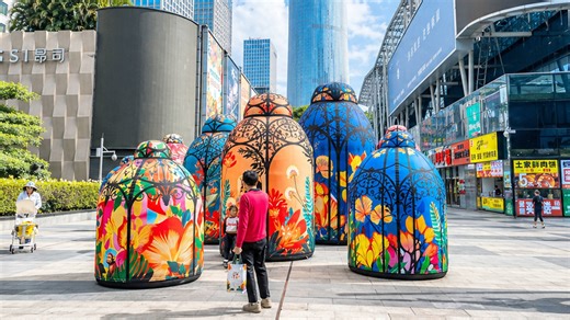 Seltsame, farbenfrohe Installationen tauchen plötzlich im modernen Stadtzentrum Chinas auf