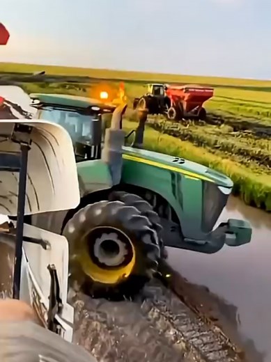 Gigantischer Traktor bezwingt schlammiges Gelände