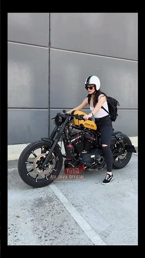 Monica Harley is back whit yellow yellow bobber Sportster 883
