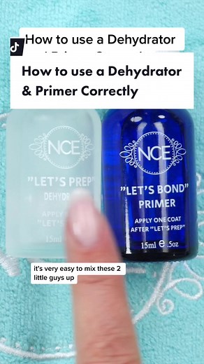 Ever get confused on how to use a Dehydrator and Primer correctly? Let’s clear it up! 👉🏼 Dehydrator is a cleanser for the natural nail and Primer helps aid adhesion between product and the natural nail. Dehydrator MUST go FIRST, followed by Primer. For most brands, Dehydrator generally comes in a clear bottle and Primer comes in a tinted bottle— so as not to mix them up! Use Dehydrator generously and Primer more sparingly ✨ Shop Suzie’s Prep & Bond Dehydrator and Primer shown in this nail tuto
