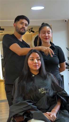 ✨ Un cambio de look que nos enamoró de principio a fin ✨ Nos encantó acompañar a esta hermosa mujer en su transformación. Después de llevar su cabello negro durante mucho tiempo, decidió atreverse a un cambio que resaltara aún más su belleza y le aportara luz, dimensión y naturalidad. Trabajamos cuidadosamente para retirar ese tono oscuro y crear un color armonioso, elegante y favorecedor, logrando un resultado que reflejara su personalidad y la hiciera sentir increíble. La mejor parte no fue so