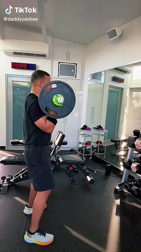 Esta parte de la rutina está HOT 🥵 4x15 EZ barbell curl 20 push-ups 20 Leg raises Poniéndome reaDY para la gira. #laultimavuelta#legendaddy 🐐 #Hot