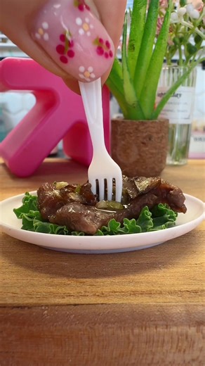 Miniature Steak and Mushrooms: Cute and Satisfying Cooking in Mini Kitchen