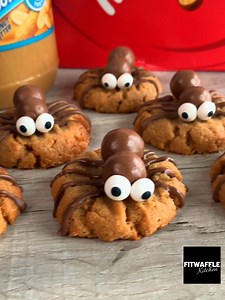 Halloween Spider Cookies 😋 How cute are these!!! I can’t even deal 😂 The cookies only need 3-ingredients and they’re super delicious! Perfect for Halloween 🥰 Sound on for full instructions 🔉 Measurements for 9 cookies: 240g Smooth peanut butter 100g Light brown sugar 1 Large egg 18 Maltesers 18 Edible eyes Chocolate writing pen (or melted chocolate in a piping bag) I got the chocolate writing pen from Waitrose 🥰 Happy baking everybody! Enjoy 😘 | Fitwaffle