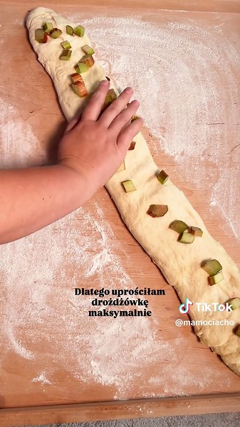 Prosta drożdżówka z rabarbarem i wiśniami — szybki przepis