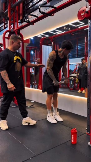 Alexis Miotto | MÉTODO MINDSHAPE 🧠🦾 on Instagram: "E aí, você já experimentou fazer o tríceps na polia desse jeito? Me conta aí o que você acha dessa técnica 👊🏻 #fitness #treino #dicasdetreino"