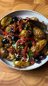 THE BEST POTATO SALAD😍 We're absolutely in love with this recipe🥵 It has everything! Veggies, delicious roasted potatoes, a vinegary taste, it's just so savory, you have to try it! 🤤 If you like Italian food, this recipe is made for you! ✨ All the ingredients and instructions are in our Ultimate One Pot Cookbook, check link in our bio🔥 We hope you love it, Jo and Bart❤️ #food #delicious #foodie #tasty #recipe #viralreels | Jo and Bart