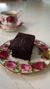 84K views · 1K reactions | WACKY CAKE This old classic dates back nearly 100 years during the great depression when dairy was scarce and expensive. Hence no eggs, butter or milk. Perfect for those vegan or dairy intolerant people. Enjoy! Volume 3 is out now! Feel free to like my Facebook page for more recipe idea videos. View the recipe here: www.twer.co.nz/post/wacky-cake For more recipe ideas or to view my books, please visit: www.twer.co.nz | The World's Easiest Recipes | Facebook