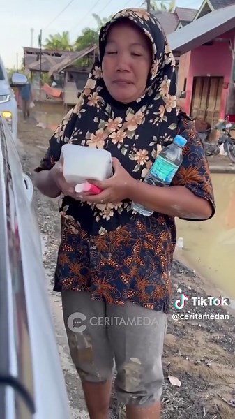 Ketemu Korban Banjir di Aceh, Sang Bapak Malah Bilang : Duit Kami Tak Minta, Makanan Yang Penting.. Dalam video yang diunggah akun Charren Ladyong Yekching, tampak seorang bapak korban banjir di Aceh menolak diberikan uang. Saat ditawari bantuan, ia mengucapkan kalimat yang membuat banyak orang terdiam: “Duit nggak minta, makanan lebih penting.” Kalimat singkat itu mencerminkan kondisi darurat yang tengah dialami warga. Di tengah keterbatasan, gelap tanpa listrik, dan rasa lapar yang terus mengh