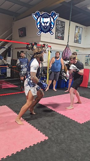 Switching stances. Changing looks. Staying unpredictable. 👀🥊 In this drill we’re flowing through multiple boxing styles to keep opponents guessing: 🥊 Peek-a-boo guard → straight 1–2 🥊 Slide into a long guard, snapping the jab and double jab–right hand 🥊 Opponent fires back → shoulder roll from the Philly shell to shut down the cross 🥊 Fire back with a cross–hook counter 🥊 Drop back into the Philly shell 🥊 Throw an unreadable up jab from low to high, then straight right to the body to cha