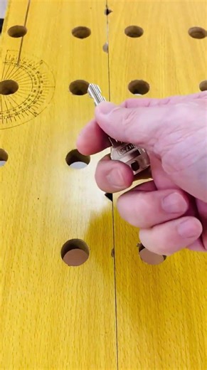 鍵を素手で折ってみた！美和ロック URコピーキー。【鍵屋】【鍵の仕組み】#鍵 #locksmith #shorts