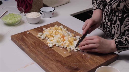 Recept: Vánoční bramborový salát podle Karla Gotta chutná božsky a překvapí jednou netradiční ingrediencí