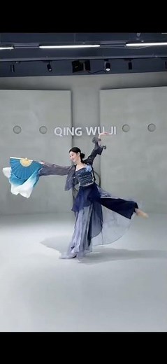 Nữ Nhân Múa Quạt